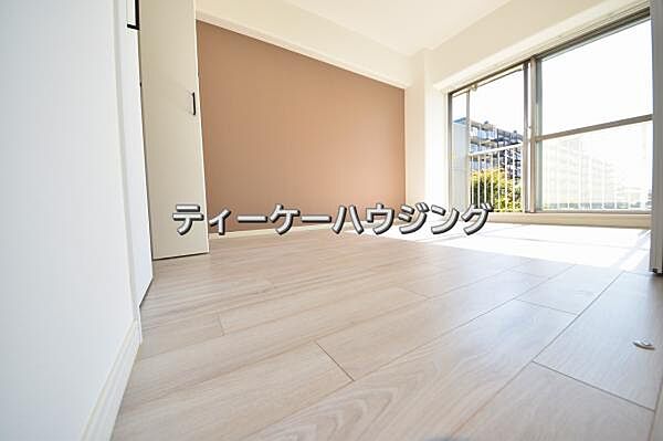 南に面した洋室は採光、通風に優れた心地よい空間です。