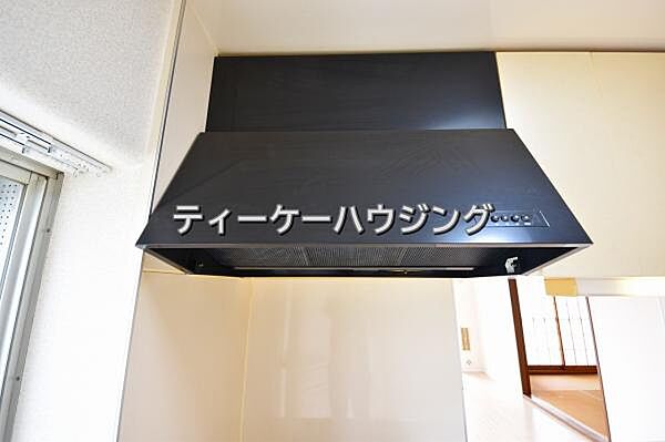 お掃除しやすくいつまでも清潔にお使いいただける手元ライト付き換気扇です。