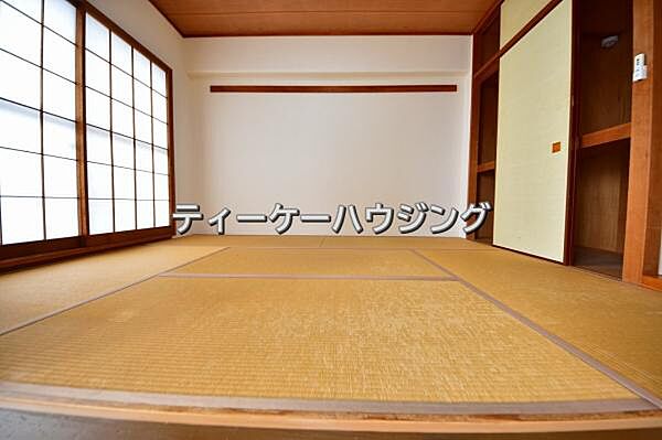バルコニーに面した明るくて、風通しの良い心地よい和室です。