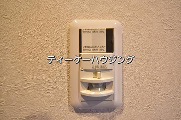 玄関には人感センサー付きの照明を設置しました。