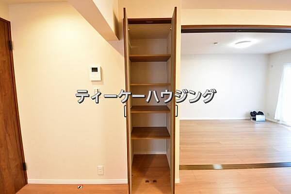 リビングに収納があると助かりますよね。