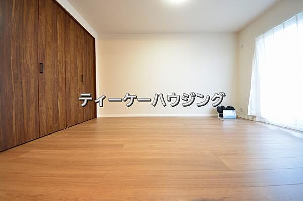 バルコニーに面した明るくて、風通しの良い心地よい洋室です。