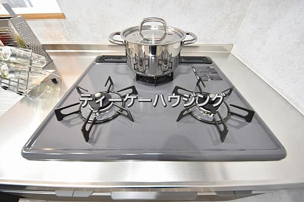 三つの調理が同時に出来てお料理時間を一気に短縮。三口ホーロートップコンロ