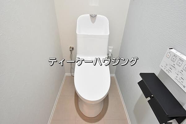 温水洗浄機能付き便座を標準装備。清潔で快適な空間を演出します。