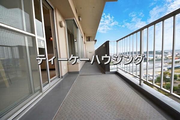 広々したバルコニーは日々の暮らしに、ゆとりと優雅さをもたらしてくれる筈です。
