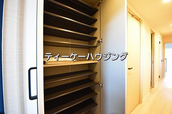 収納力たっぷり。ゆとりのシューズボックスにはママのブーツもラクラク入ります。