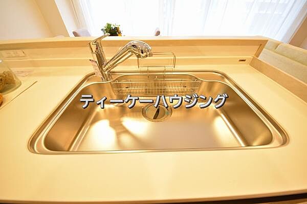 いつでも清潔に、お手入れ楽々なシンク。浄水機能を備えた水栓も魅力です。