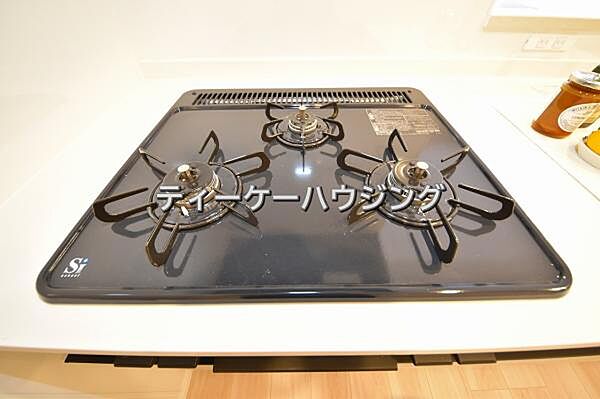 三つの調理が同時に出来てお料理時間を一気に短縮。三口ホーロートップコンロ