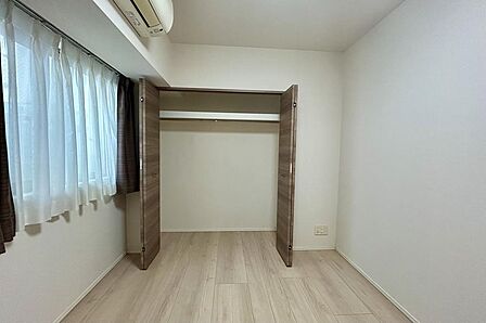 枕棚付きの収納