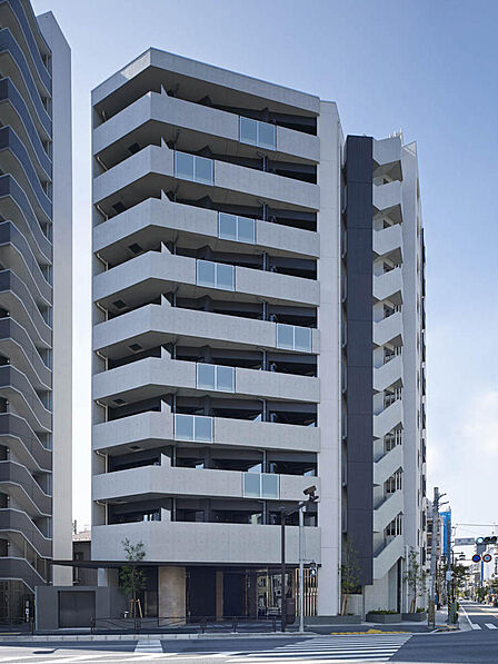 京急川崎駅徒歩9分。利便性の高い立地に佇む、洗練されたデザインレジデンス。