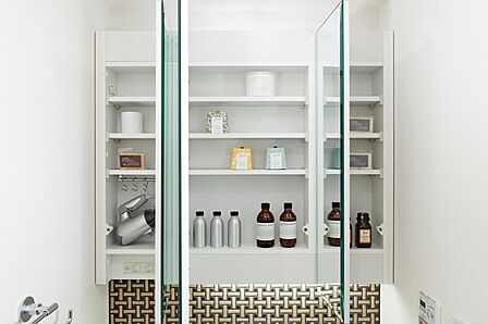 ■三面鏡裏収納・三面鏡のミラーの裏には収納があり化粧品やヘアケア用品など、こまごましたものがすっきり収まります。