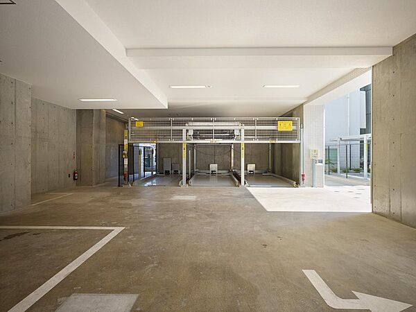棟内駐車場は機械式と平置きがあります。