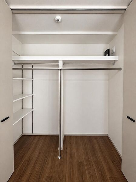 大型クローゼットには可動棚と複数のハンガーパイプを設置。収納する物に合わせて使い分けができ、衣類や小物をすっきり整理できます。