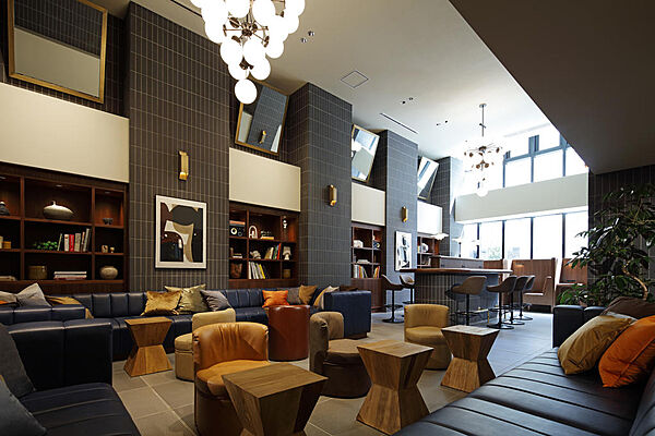 「THE　LOBBY」はシックで上質な2層吹き抜けになった広がりのある空間は感性を刺激する様々備えがされています。