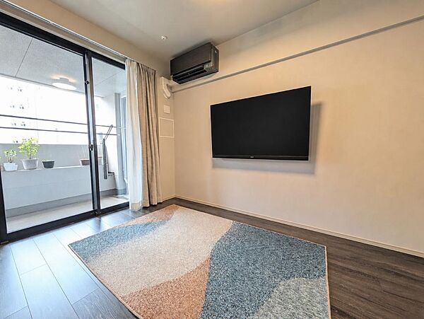 約4.9帖の洋室には、壁掛けテレビ対応の補強壁を採用。配線も壁内に通しているため、生活感を抑えたスマートな空間を演出できます。