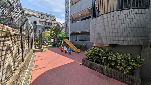 【敷地内遊具】敷地内には、お子様が遊べる遊具スペースを設置。住まいのすぐ近くで気軽に遊べる、子育て世帯にうれしい環境です。