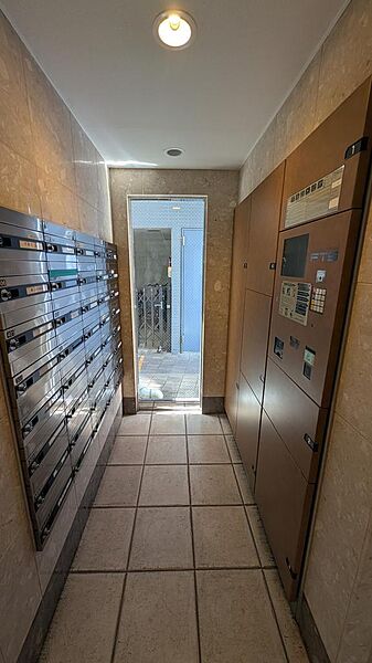 【宅配ボックス】不在時でも荷物を受け取れる宅配ボックスを設置。時間を気にせず受け取ることができ、忙しい毎日をサポートします。