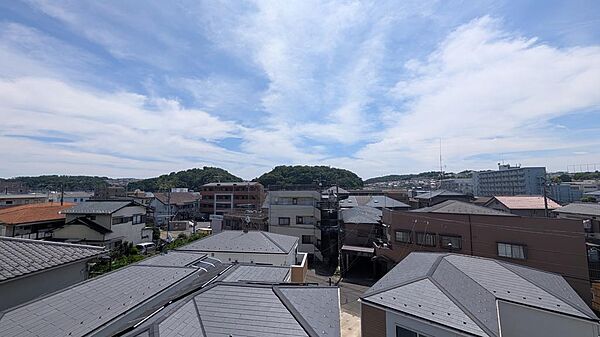 南西向き角住戸につき、陽当たり・眺望良好。バルコニーからは視界を遮る建物が少なく、開放的な青空を望めます