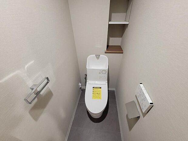 快適なウォシュレット機能付トイレ！壁の窪みにはトイレットペーパーを