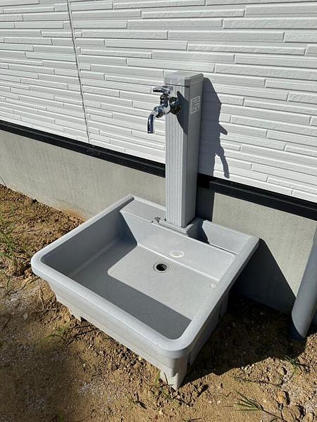 遊具のお掃除やお庭の水やりに便利な外水栓ございます