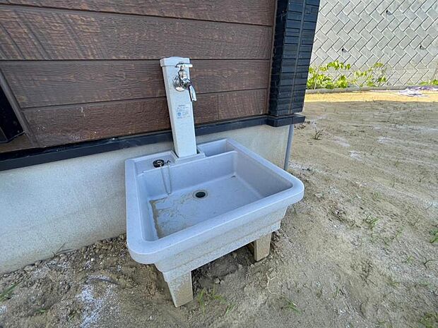 遊具のお掃除やお庭の水やりなどに便利な外水栓