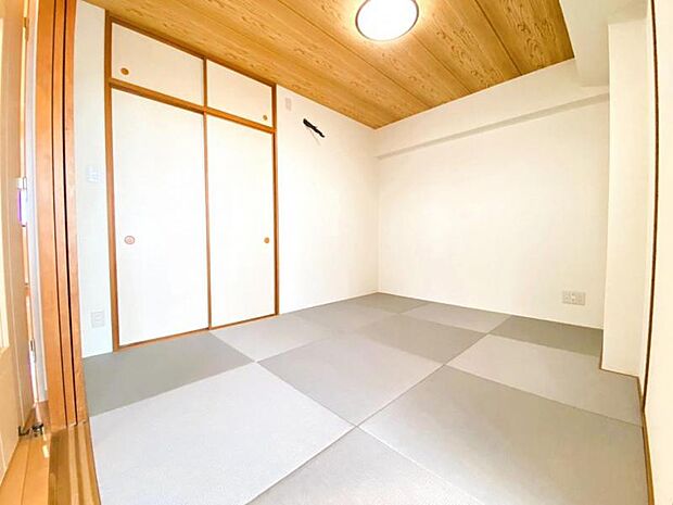 6畳の和室は収納スペースもたっぷりあるので急な来客にも安心です。　※畳新床