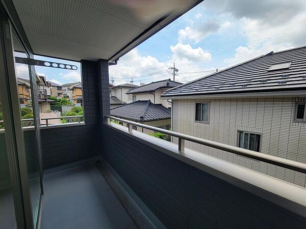 2面を繋ぐバルコニーはゆったりと、洗濯物も気持ちよく干せそう