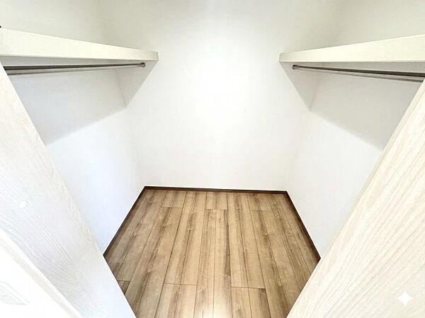 大切な衣類を収納できる大型クローゼット