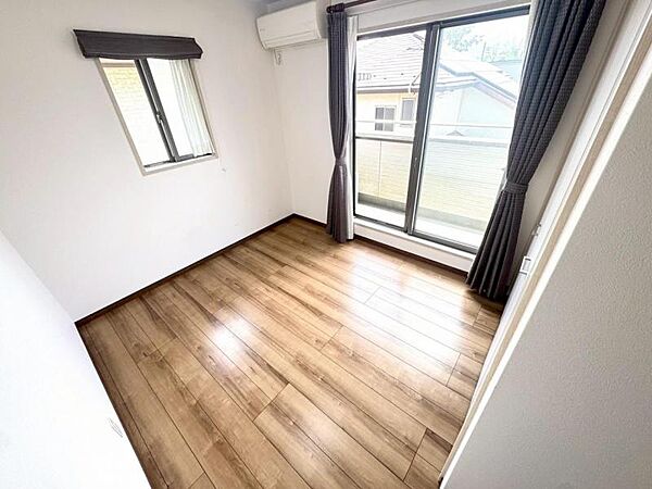 バルコニーに面した大きな窓が部屋全体に明るさと開放感を演出してくれます