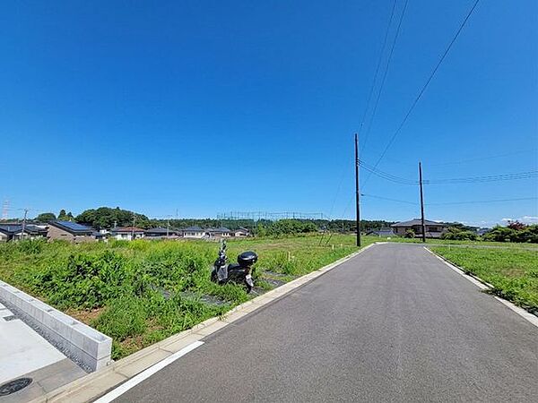 全108邸の大型分譲地。周辺は高い建物や大きい道路もなく、静かに暮らせます。