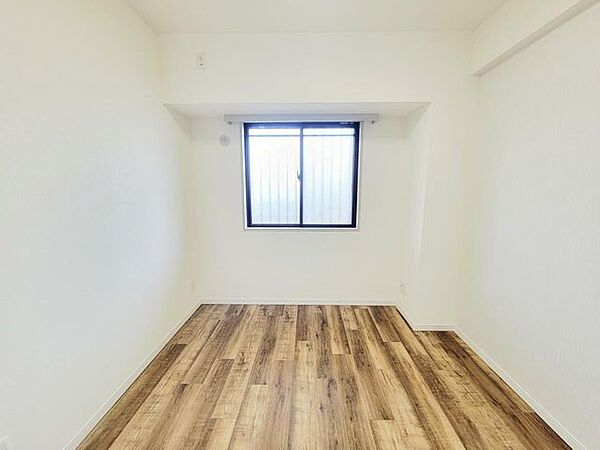 シンプルカラーの明るい洋室だからお気に入りの家具もきっと馴染みます＾＾