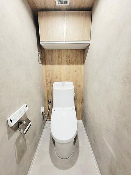 トイレには快適な温水洗浄便座付。冬場でも便器が暖かく快適です
