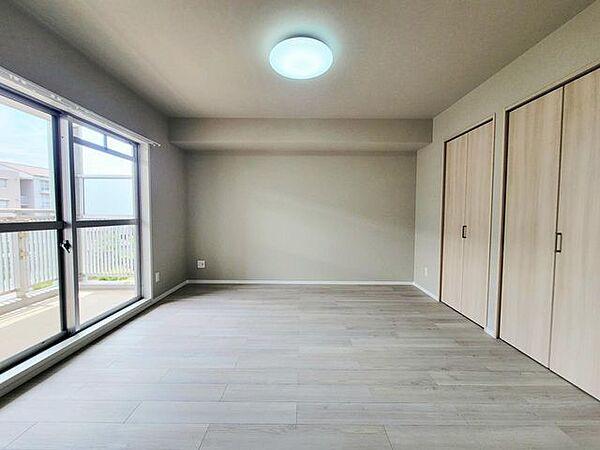バルコニーに面した洋室には明るい陽射しが差し込みます。