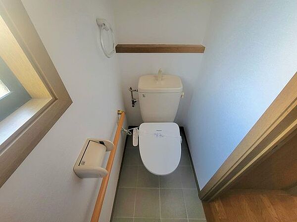 明るい窓付きのトイレ。換気ができます。
