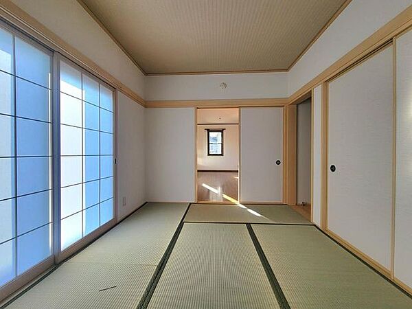 客間としてはもちろん、お子さんとの遊び場にも嬉しい一部屋。座布団やおもちゃもさっと片付けられます。