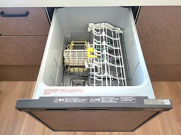 忙しい毎日に嬉しい食洗機。くつろぎタイム中に自動洗浄でキッチンリセット！