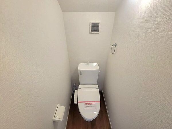 毎日使うトイレは落ち着きと清潔感のあるデザイン。
