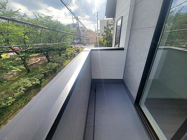 前面には遮るような建物が無く、開放感溢れる眺望です！陽当たりが良く、お洗濯物も良く乾きそうですね