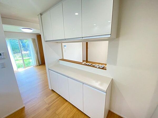 キッチン背面収納。食器・調理用具・調味料・食材のストック等たくさん収納ができてキッチンスッキリ！
