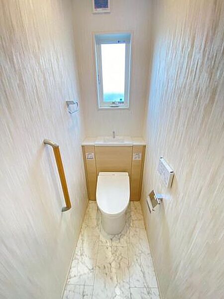 毎日使うトイレは落ち着きと清潔感のあるデザイン。スタイリッシュなタンクレスタイプです。