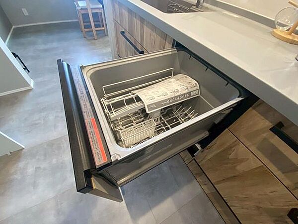食洗機付きシステムキッチン。対面式でお料理中もご家族の気配を感じられます。
