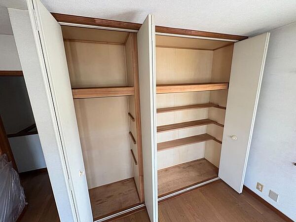 大切な衣類を収納できる大型クローゼット