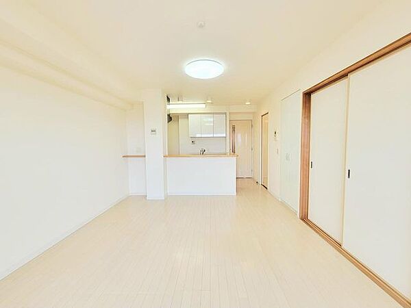白を基調とした開放感溢れるルームデザイン