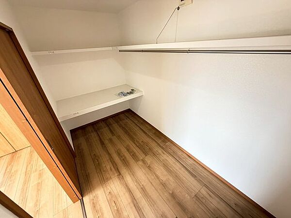 収納力豊富なウォークインクローゼットを設置。洋服や小物類など、目的に応じてすっきり美しい収納を実現します。