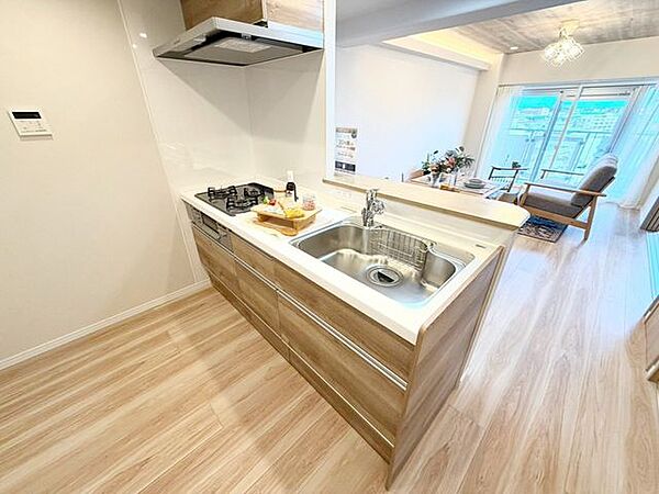 対面式キッチンからは声もかけ易く、料理中も会話が弾みそう