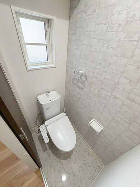 多機能搭載型の温水洗浄付きトイレを標準設置しています。