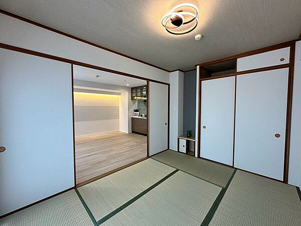 陽当たり燦々な和室。客間として、またお子さまのお昼寝スペースとしても使用できますね