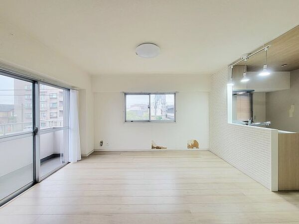 穏やかな光が注ぐリビングダイニングは家族みんなの憩いの空間