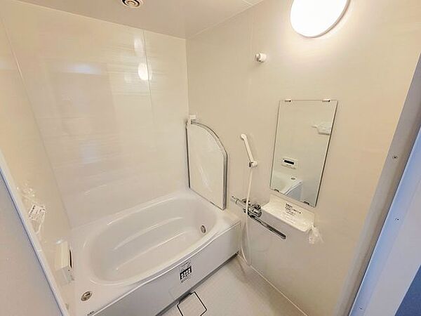 明るい色調のユニットバス