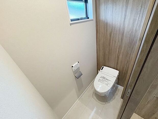 毎日使うトイレは落ち着きと清潔感のあるデザイン。スタイリッシュなタンクレスタイプです。